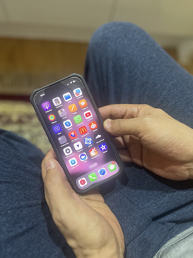 Opinion: Cellphone Pouches Aren't Necessary